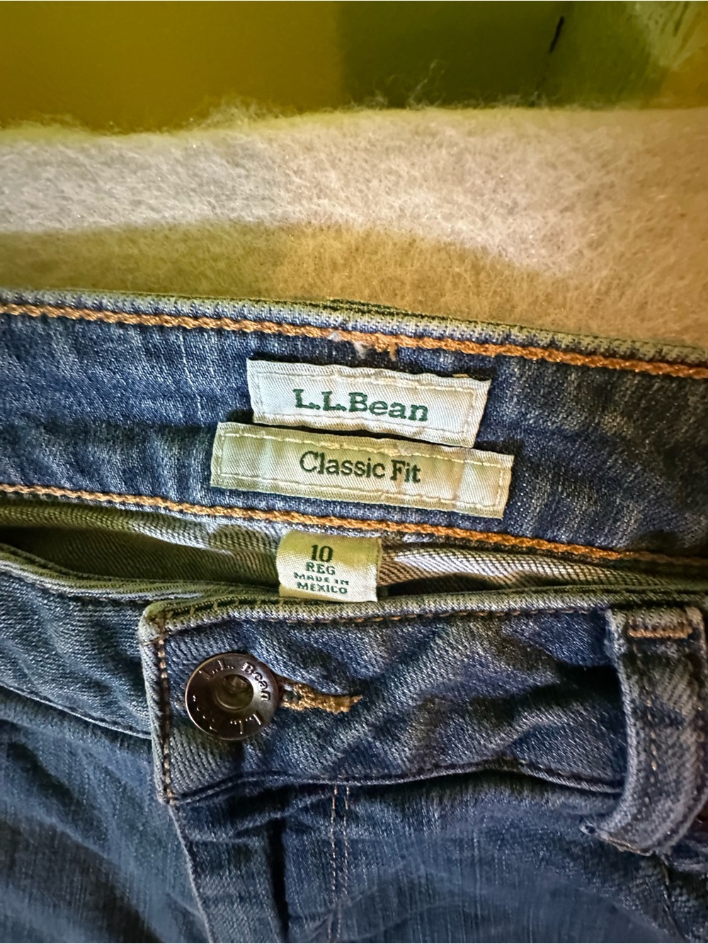 L.L. Bean Classic Fit Jeans Womens 10 Reg Straight Leg Medium Wash Denim Blue